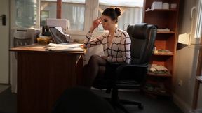 Manon, Secretaire Debutante