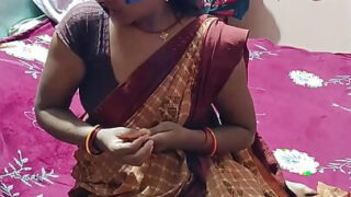 Una sexy belleza india recibe una buena paliza en el culo en posición de perrito.