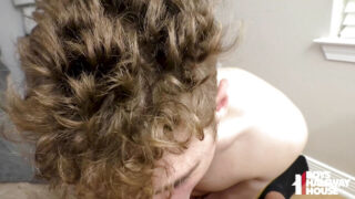 Muie, creampie, ejaculare, fără șa, gât adânc, tineri și bătrâni, tăti – Film POV cu tinere curve gay care își iau pula din cur în gură