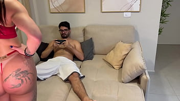 Meu namorado nerd pirocudo n&atilde_o me deu aten&ccedil_&atilde_o, ent&atilde_o mamei ele enquanto jogava, o puto n&atilde_o resistiu o torou meu cuzinho com for&ccedil_a / Completo no SHEER E RED