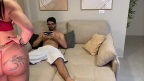 Meu namorado nerd pirocudo n&atilde_o me deu aten&ccedil_&atilde_o, ent&atilde_o mamei ele enquanto jogava, o puto n&atilde_o resistiu o torou meu cuzinho com for&ccedil_a / Completo no SHEER E RED