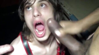 Francouzský potetovaný fešák Germain EasyBi kouří několik penisů a pak se bez sedla souloží s horkým výstřikem