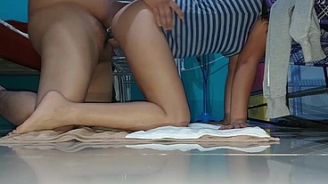 Me follo a mi Hermanastra Blanca cuando viene de visita del Extranjero