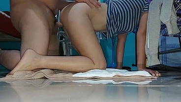 Me follo a mi Hermanastra Blanca cuando viene de visita del Extranjero