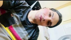 travesti safada fica se alisando na pausa do trabalho mostrando seu clitoris