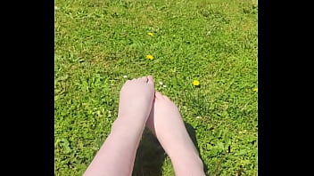 Mes petits petons dans l&#039_herbe