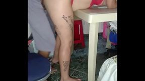 sexo en la mesa con final de creampie hermosa morena