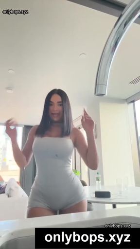 TikTok star teen exposes her body on OnlyFans