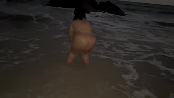 GORDINHA FICOU ENTEDIADA E RESOLVEU SE EXIBIR NA PRAIA