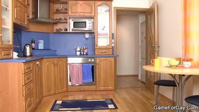 El fontanero joven es seducido por su cliente que se lo coje