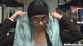 ”Seductive Mia Khalifa Reveals Her Body”