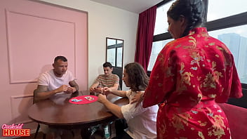 Casada fogosa interrompe partida de baralho para trepar com os jogadores