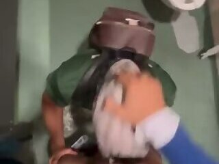 Se la chupa en baño público y le toma la leche