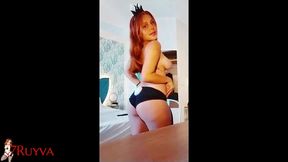 “eu tinha 18 anos” novinha de 18 anos enfiando escova de dente no cuzinho ate gozar