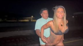 Esposa dando pra um morador de Rua na esta&ccedil_&atilde_o de trem