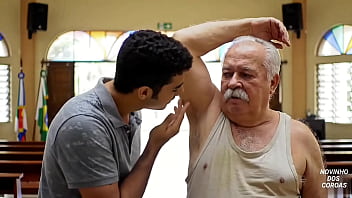 Compilado cheirando o suvaco de maduros