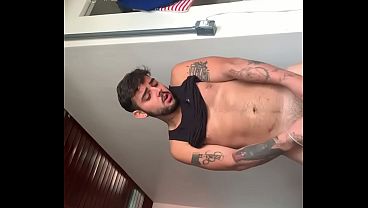 NOVINHO COMENDO BUCETA DE BRINQUEDO