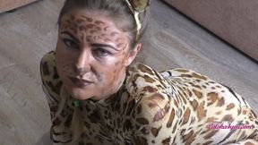 Sexy babe in a tigress costume sucks her boyfriend
