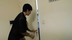 estreno . va a pedir una taza de azucar y la vecina muy puta lo coje hasta secarlo