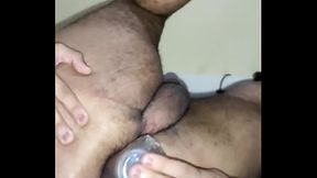 Primeiro dia tentando meter tubo de lubrificante no cu