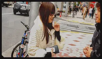 Amateur Asian girl gets ready to fuck in the car