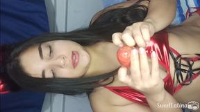 extranamente caliente primer plano anal tomate gape! culo sexy empujando un tomate grande, abre su culo