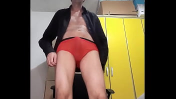 Pau Duro na Cueca vermelho stripper tirando a roupa Pau enorme jorrando leitinho