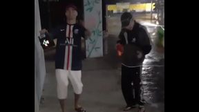 Novinhos bebe e tira roupa