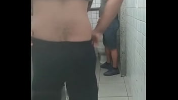 Machos se pegando no banheiro publico Brazil - 0012