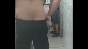 Machos se pegando no banheiro publico Brazil - 0012