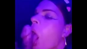 putinha cdzinha da boca gulosa fazendo um boquete no carnaval