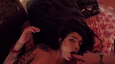 Novinha dando o cuzinho e tomando gozada na cara - Dread Hot