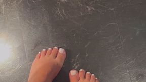 Pretty white toes