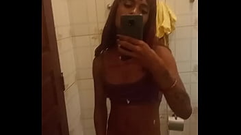 Travesti dotada gozando gostoso