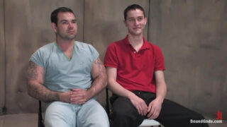 Film BDSM de Dak Ramsey, un homme blanc tatoué et tatoué, baisé analement