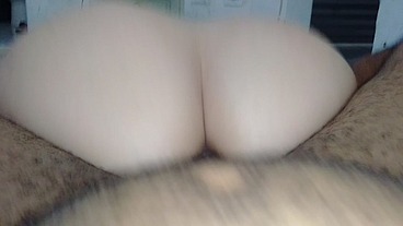 Logo pela manhã uma comida de rabo