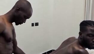 Nedočkaví gay amatéři kouří a jezdí na obrovských pérech bez sedla