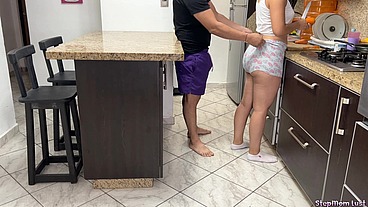 Mi Madrastra cocinando tiene un Gran Culo y esta Insatisfecha porque su Marido no la Coje bien