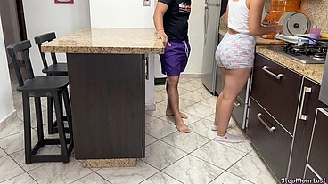 Mi Madrastra cocinando tiene un Gran Culo y esta Insatisfecha porque su Marido no la Coje bien