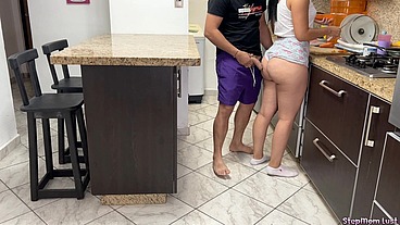 Mi Madrastra cocinando tiene un Gran Culo y esta Insatisfecha porque su Marido no la Coje bien