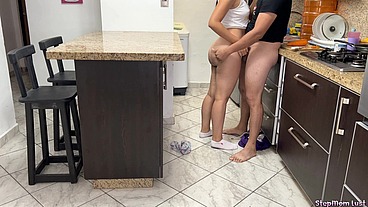 Mi Madrastra cocinando tiene un Gran Culo y esta Insatisfecha porque su Marido no la Coje bien