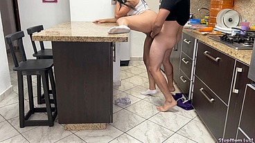 Mi Madrastra cocinando tiene un Gran Culo y esta Insatisfecha porque su Marido no la Coje bien