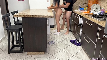 Mi Madrastra cocinando tiene un Gran Culo y esta Insatisfecha porque su Marido no la Coje bien