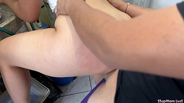 Mi Madrastra cocinando tiene un Gran Culo y esta Insatisfecha porque su Marido no la Coje bien