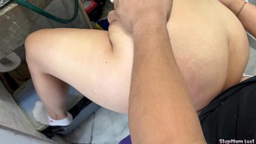 Mi Madrastra cocinando tiene un Gran Culo y esta Insatisfecha porque su Marido no la Coje bien