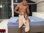 Moreno tatuado fodendo o cu dela