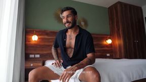 Muscle stud jerks straight jeus raw to emotional cumshot during hairy handjob