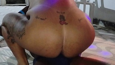 Puta engole pau gigante e ainda passa a língua no saco na festa de swing da base dos sapecas