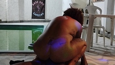 Puta engole pau gigante e ainda passa a língua no saco na festa de swing da base dos sapecas