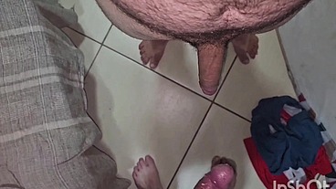 Vizinho caminhoneiro sempre que volta de viagem vem me foder gostoso no barraco da favela.